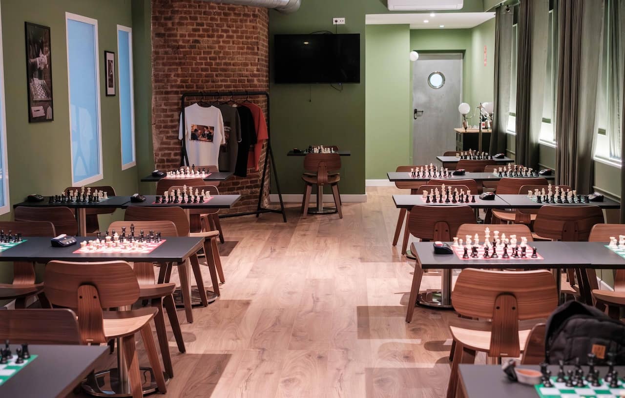 «Todo el mundo viene al Gambit», dijo el Capitán Marinault Gambit cafe 3 El Gambit café, antes de abrir sus puertas. Foto: FMB / Damas y Reyes