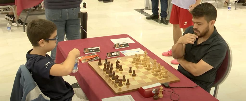 Manuel Álvarez gana, Faustino Oro pierde iturrizaga faustino oro scaled Faustino Oro, en su partida contra Eduardo Iturrizaga. Captura de la retransmisión de la FEDA