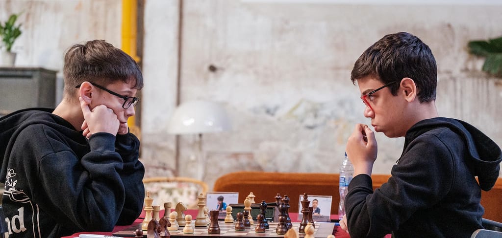 Tensión en el derbi argentino del ajedrez faustino ilan miradas gms fmb scaled Cruce de miradas en el derbi argentino entre Ilan Schnaider y Faustino Oro. Foto: FMB / Damas y Reyes