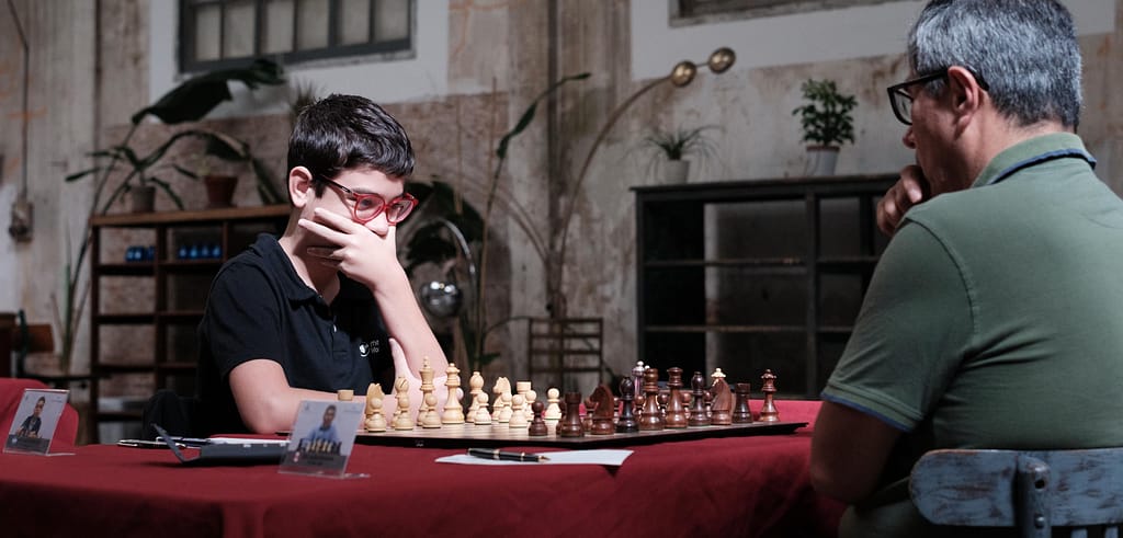 Faustino Oro y la última lección de Julio Granda faustino oro julio granda fmb scaled Faustino Oro y Julio Granda jugaron la última partida del Leyendas y Prodigios. Foto: FMB / Damas y Reyes