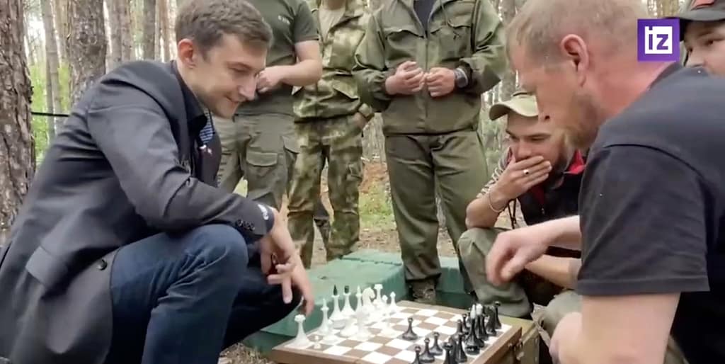 Karjakin, sancionado por la UE: «Es triste que no lo hicieran antes» karjakin guerra e1740506539948 Sergey Karjakin, en una partida amistosa con soldados rusos. Guerra entre Rusia y Ucrania