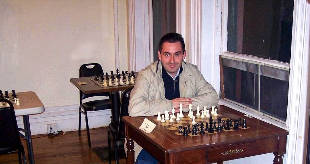Jesús Seoane, en el Marshall Chess Club, en Nueva York, en 2010. En esa mesa, Bobby Fischer jugó el Memorial Capablanca de 1965