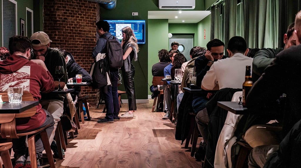 El Gambit Café, nuevo local en Madrid, donde se puede tomar algo y jugar al ajedrez durante horas. Foto: FMB / Damas y Reyes