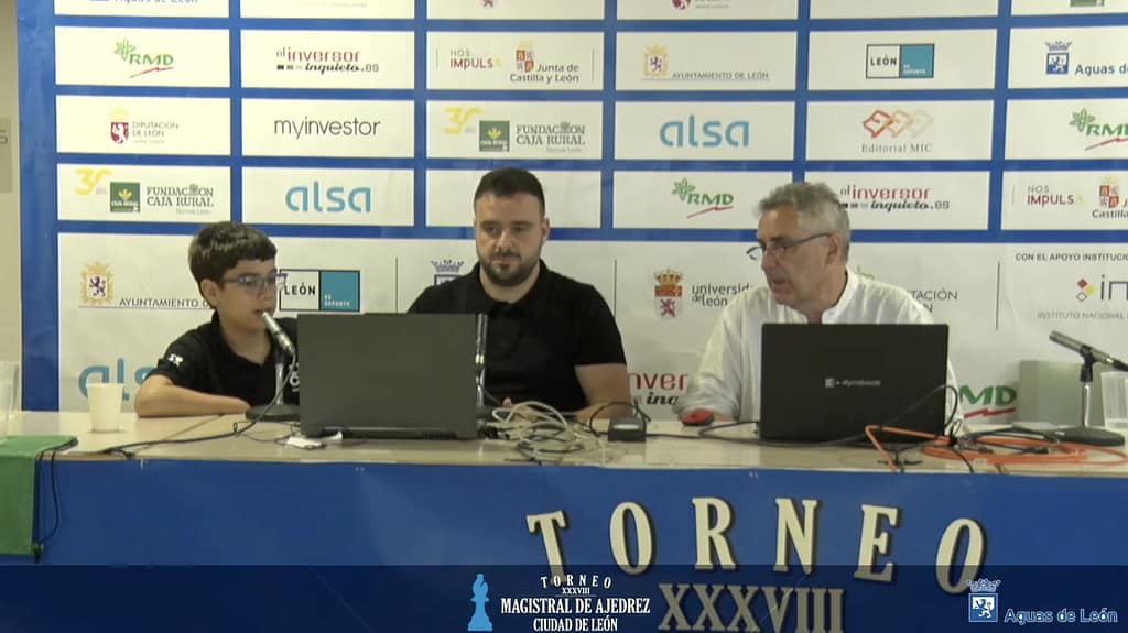 Le Quang Liem gana en León y Faustino Oro se corona como comentarista comentaristas magistral leon Faustino Oro, Pepe Cuenca y Sergio Estremera, comentaristas del Magistral de León