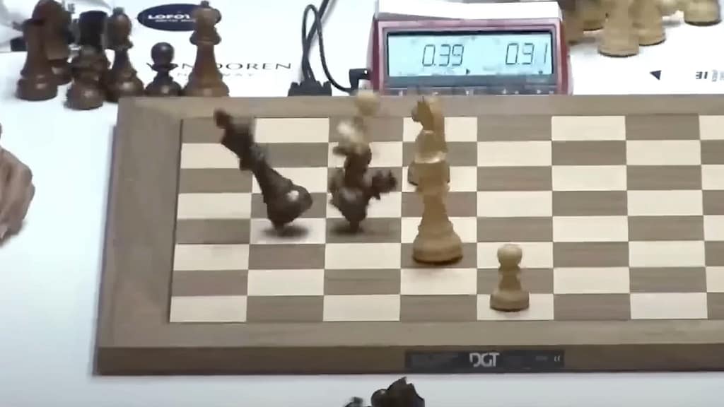 Magnus Carlsen sigue tocado: «No disfruto tanto el ajedrez clásico» tablero carlsen gukesh golpe El tablero de la partida Gukesh-Carlsen, en el momento del puñetazo. Las piezas del indio encajaron mejor el golpe