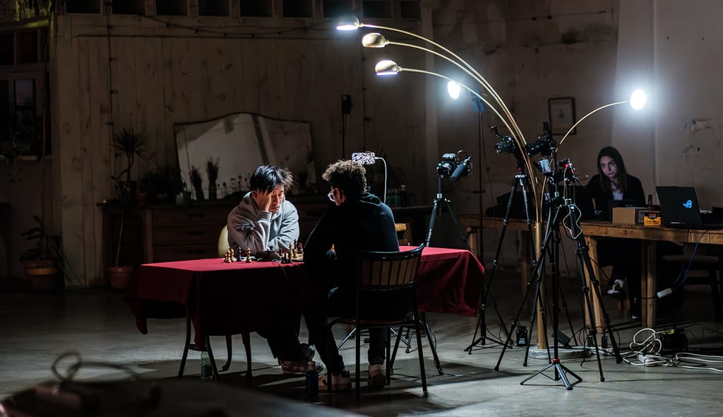 El dolor de GothamChess Gotham Song 2 Gotham-Song, un duelo con más cámaras que testigos en vivo. Se juega en la Nave Bellver de Madrid. Al fondo, la árbitra del encuentro, Mireia Ramón. Espero que no se ofenda si digo que no tuvo demasiado trabajo. Foto: FMB / Damas y Reyes