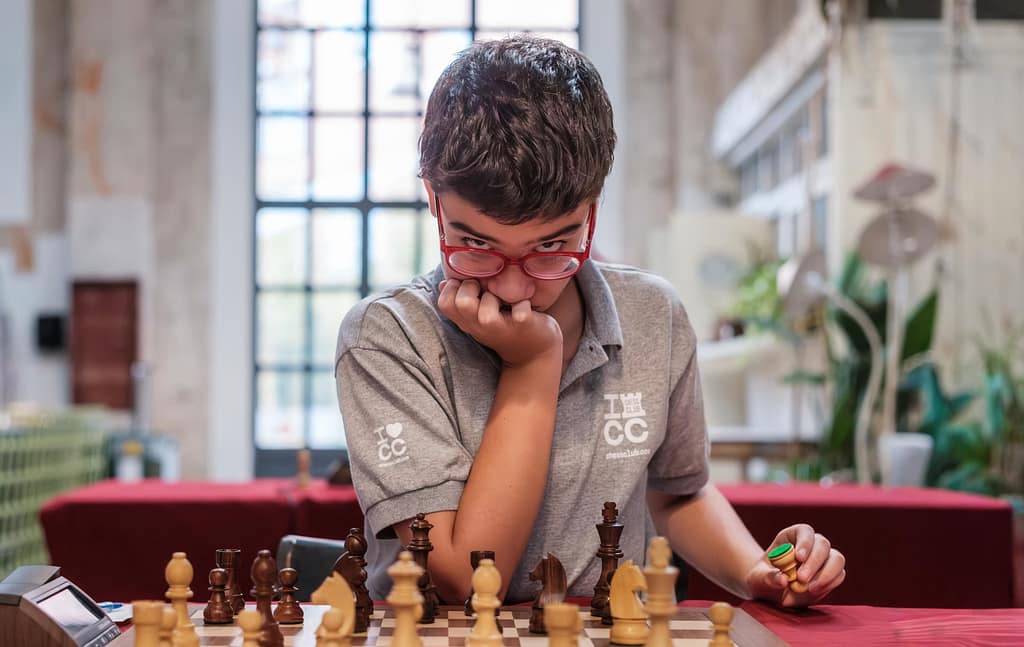 Leyendas y Prodigios, una crónica rebelde: Faustino Oro, líder en solitario faustino oro fmb scaled e1758332146933 Faustino Oro, líder en solitario del Leyendas y Prodigios, con tres puntos en tres partidas. Foto: FMB / Damas y Reyes