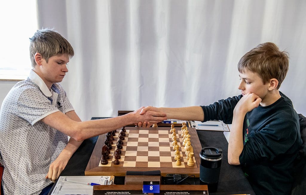 Un niño ruso y otro ucraniano paran la guerra por un rato sunway ruso ucraniano llada Svyatoslav Bazakutsa y Volodar Murzin, dos niños que participan en el Sunway Chess Festival de Sitges, se dan la mano antes de una partida. Foto: David Llada
