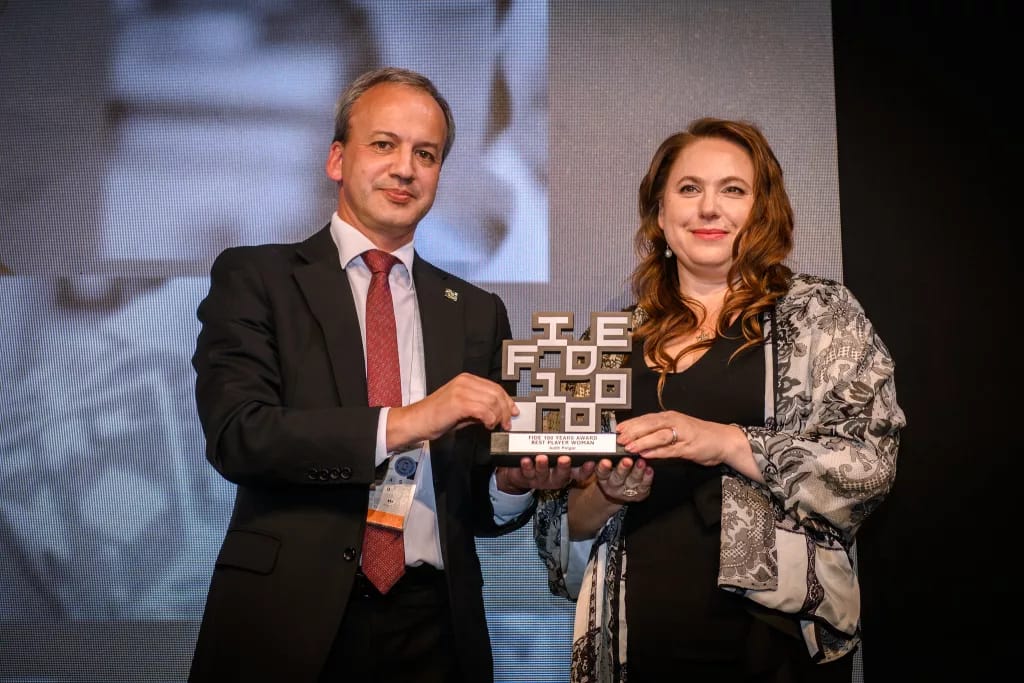 Carlsen no se calla el día que la FIDE lo premia como mejor ajedrecista de la historia dvorkovich judit polgar Arkady Dvorkovich y Judit Polgar. Foto: FIDE / Maria Emelianova / Michal Walusza