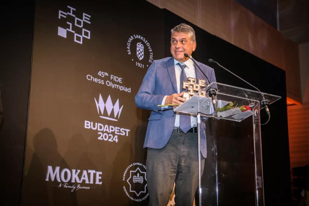 Carlsen no se calla el día que la FIDE lo premia como mejor ajedrecista de la historia ochoa premio linares fide Javier Ochoa recibió al premio concedido al torneo de Linares, que no se celebra desde 2010