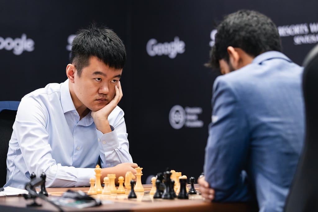 Mundial de Ajedrez: Ding Liren se conforma con poco y Gukesh no quiere hacer «nada estúpido» ding liren r2 Eng Chin An Ding Liren le lanza una miradita a Gukesh. Foto: Eng Chin An / FIDE