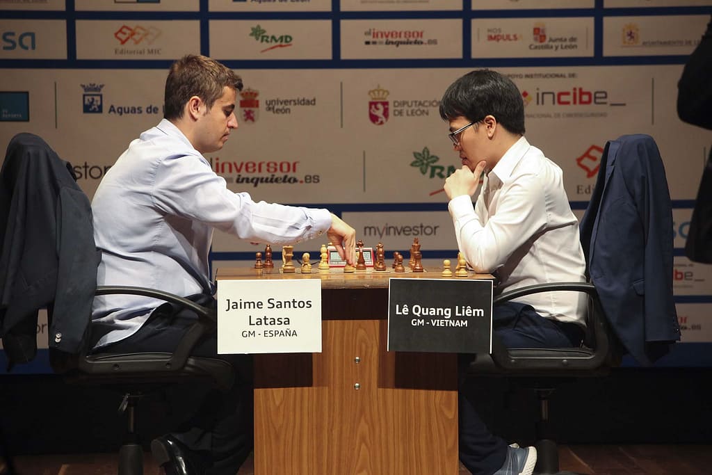 Le Quang Liem gana en León y Faustino Oro se corona como comentarista santos liem leon luque 2 Jaime Santos apretó, pero Le Quang Liem se llevó la victoria en las partidas rápidas de desempate. Foto: Luque