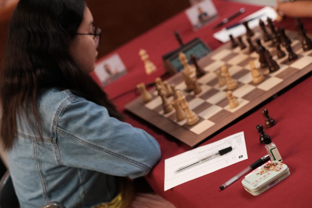 Leyendas y Prodigios, una crónica rebelde: Faustino Oro, líder en solitario abalorios lu fmb El cronista estaba intrigado por los objetos que acompañaban a Lu en la mesa de juego. foto: FMB / Damas y Reyes