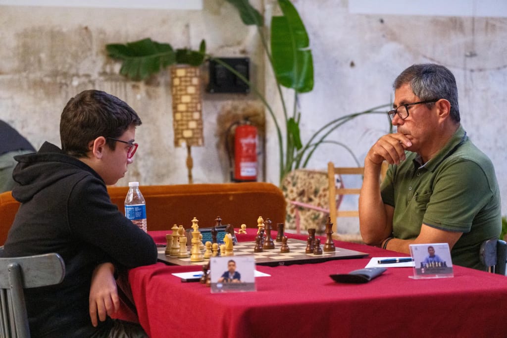 Faustino Oro y la última lección de Julio Granda faustino oro julio granda fmb 2 Faustino Oro y Julio Granda, en la partida más larga del día. Foto: FMB / Damas y Reyes