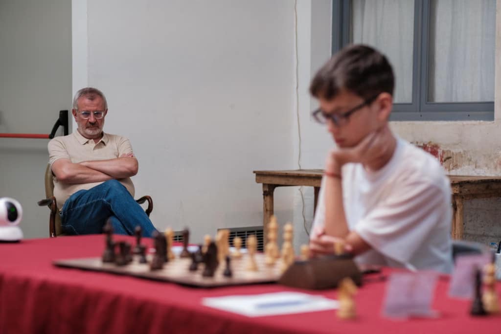 Leyendas y Prodigios, una crónica rebelde: Faustino Oro, líder en solitario jf fmb 2 Nadie podrá negar que el cronista siguió de cerca la noticia. Foto: FMB / Danas y Reyes