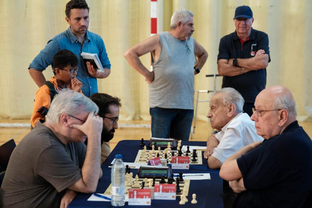 Vídeo homenaje a Manuel Álvarez Escudero manuel alvarez 4 21 Manuel Alvarez Escudero, en el Abierto de Moratalaz de 2025. Foto: FMB / Damas y Reyes