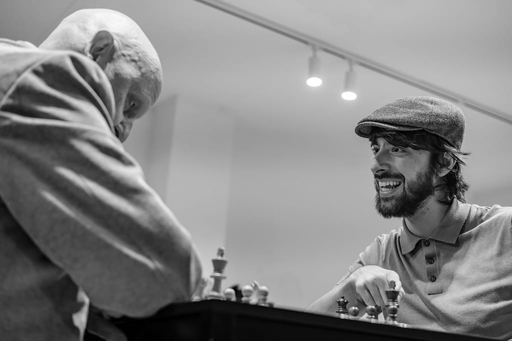 David Uclés, el ajedrez como terapia Leontxo Ucles 2 David Uclés, en plena partida contra Leontxo García. foto: FMB / Damas y Reyes