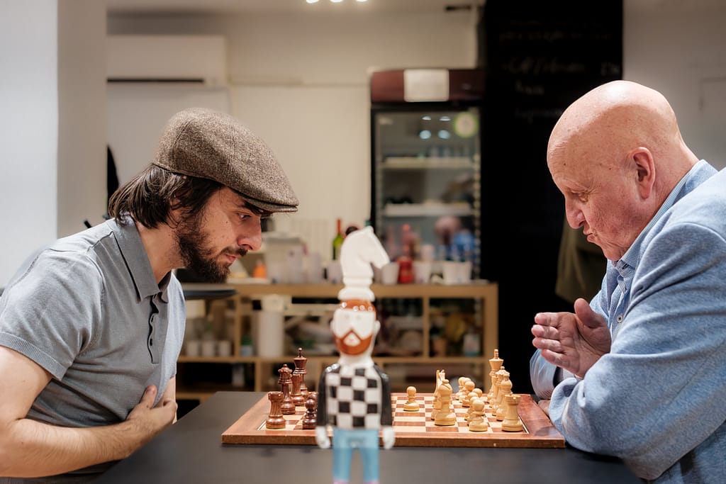 David Uclés, el ajedrez como terapia Leontxo Ucles David Uclés, recibiendo una clase de Leontxo García. Foto: FMB / Damas y Reyes
