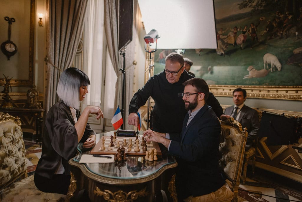Cómo ser campeón del mundo de ajedrez DIA1 AMBICION DE MARIE claudiaherran 68 scaled Una imagen del rodaje de 'La ambición de Marie', corto de Manu Fernández, con Pablo Tierraseca en el papel de campeón del mundo. Foto: Claudia Herrán