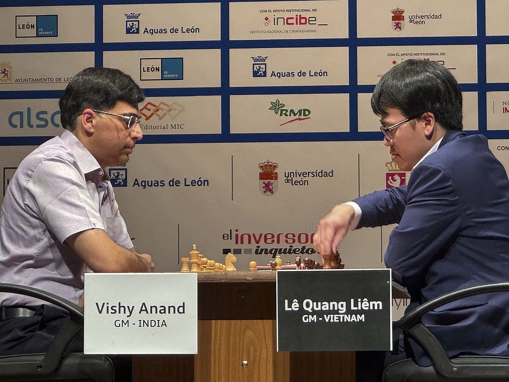 Le Quang Liem gana en León y Faustino Oro se corona como comentarista anand le quang liem luque Vishy Anand y Le Quang Liem, en la final del Magistral de León. Foto: Luque