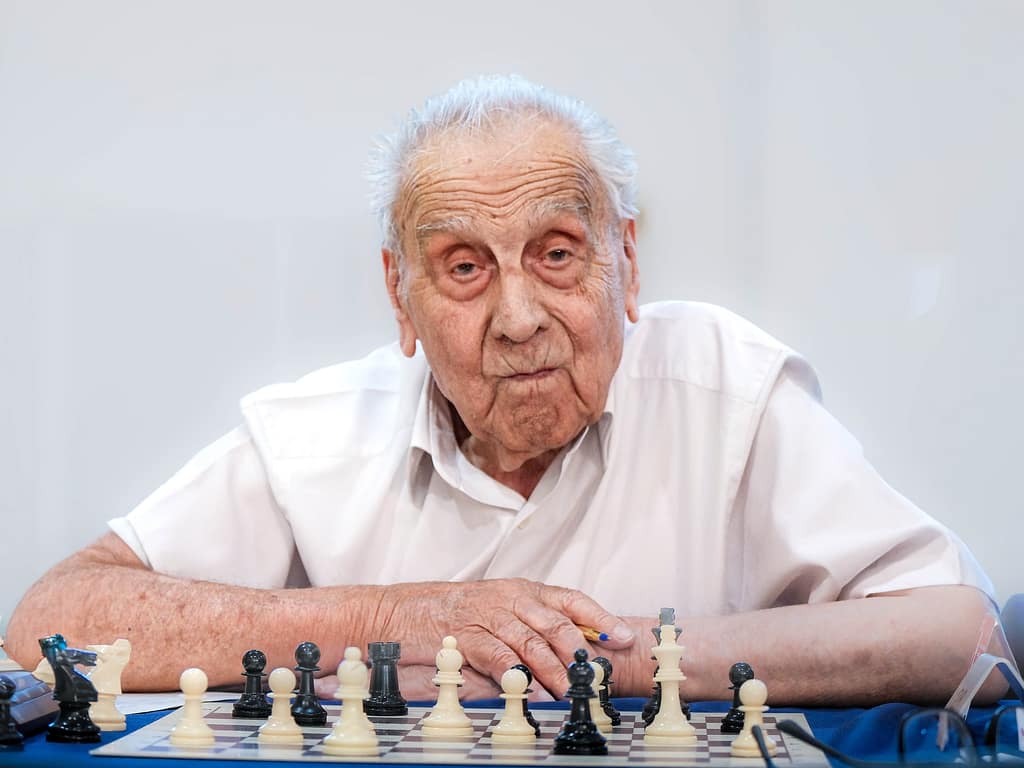 Vídeo homenaje a Manuel Álvarez Escudero manuel Alvarez daniel ortega Moratalaz 2 scaled Manuel Alvarez Escudero, en el Abierto de Moratalaz de 2025. Foto: FMB / Damas y Reyes