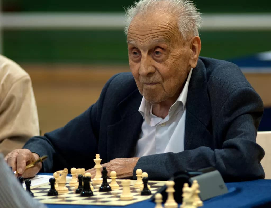 Manuel Álvarez gana, Faustino Oro pierde manuel alvarez mariano garcia diez moratalaz r4 Imagen del ajedrecista centenario Manuel Álvarez, de Mariano Garcia Díez