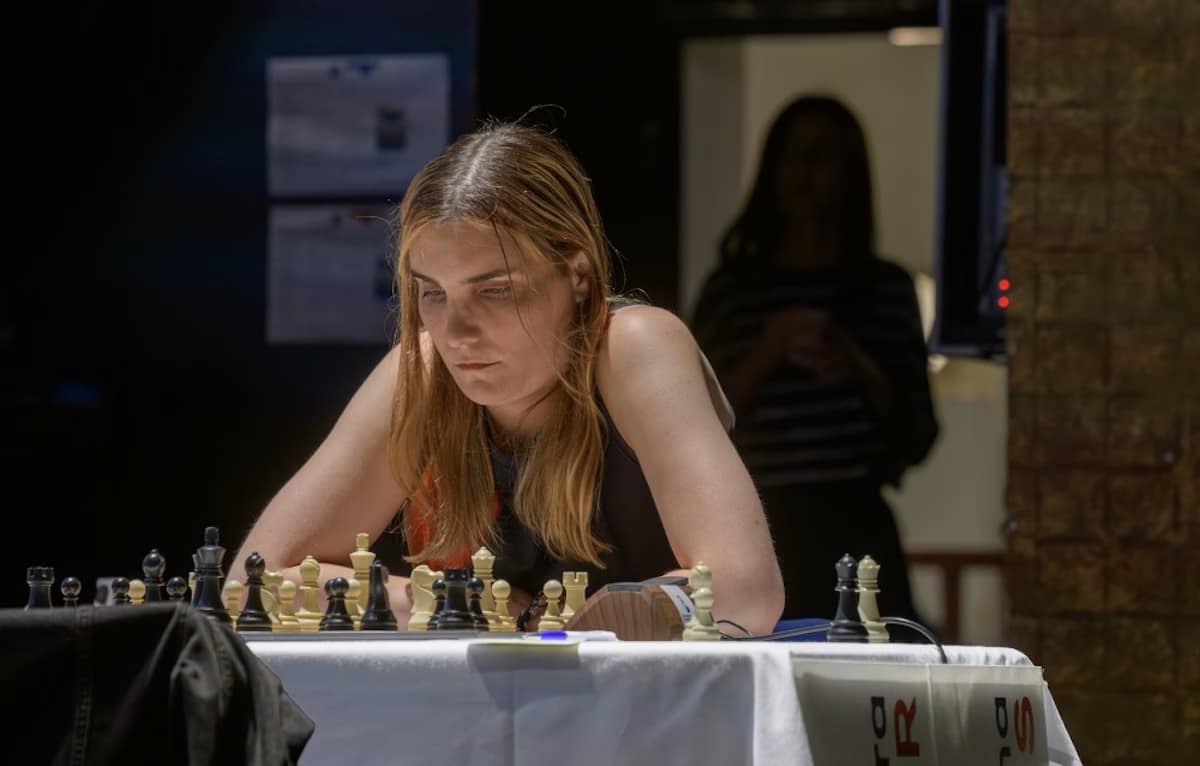 Yosha Iglesias, primera ajedrecista transgénero que gana el Campeonato de Francia Yosha Iglesias FFE Nathalie Daubry Yosha Iglesias, campeona de Francia en 2025. Foto: FFE-Nathalie-Daubry