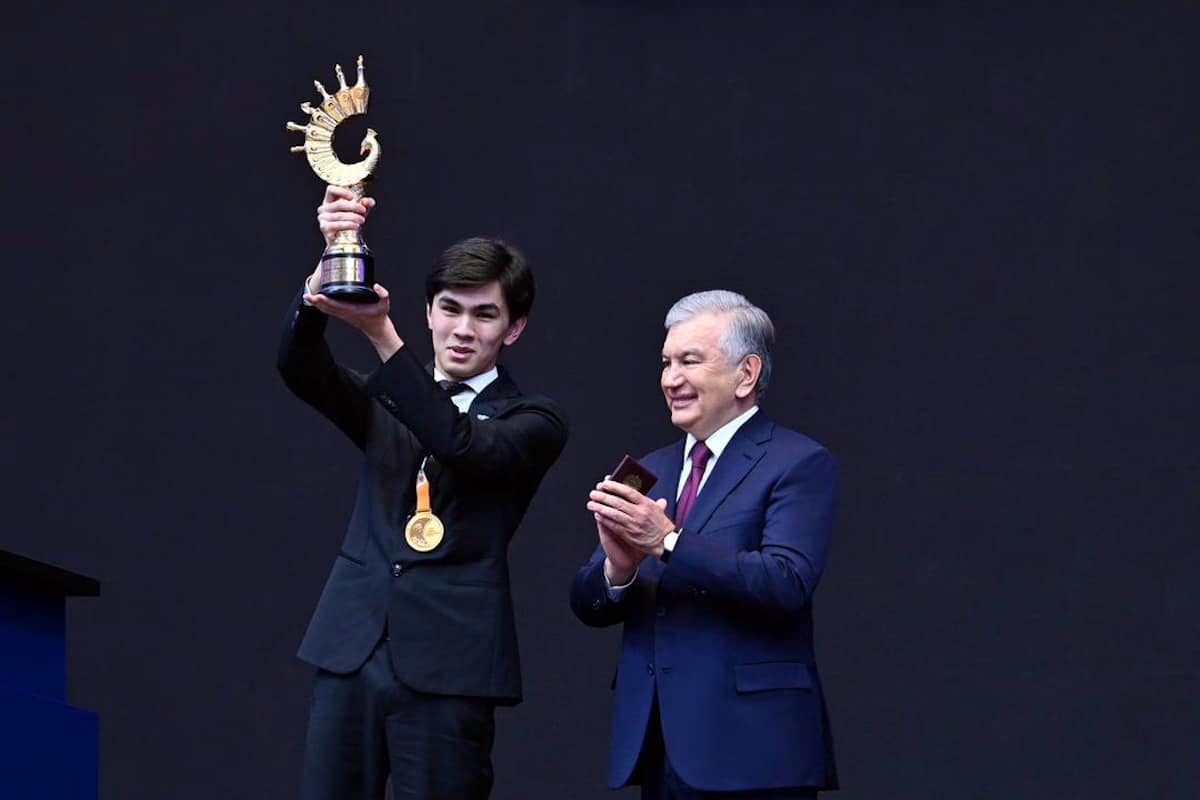Sindarov, héroe nacional: un apartamento de regalo por ganar la Copa del Mundo sindarov presidente 2 Javokhir Sindarov, condecorado por el presidente de Uzbekistán, Shavkat Mirziyoyev