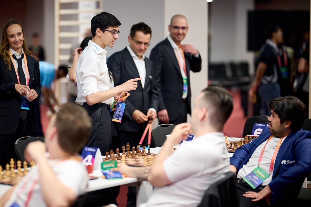 El calendario de la ira: Giri acusa a Nakamura de «apuñalar por la espalda» a sus colegas FIDE World Blitz Team 2025 Rafal Oleksiewicz giri nakamura Giri discute con Nakamura en el Mundial Blitz por equipos del año pasado. Foto: Rafal Oleksiewicz / FIDE