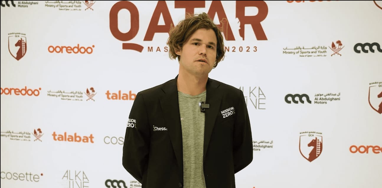 Carlsen protesta por el reloj de su rival después de recibir una paliza histórica carlsen qatar e1697150863115 Carlsen, en Catar