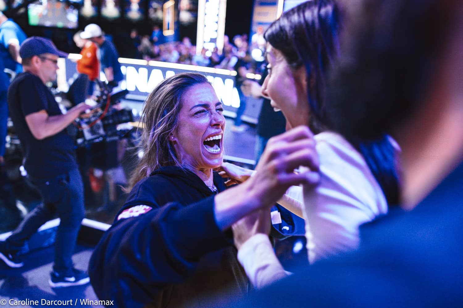 Leo Margets, a 8 pasos de ser la primera ganadora del Main Event de las WSOP leo margets lucia navarro caroline darcourt wsop Lucía Navarro y Leo Margets se abrazan después de ganar la mano clave del día 8. Foto: Caroline Darcourt / Winamax