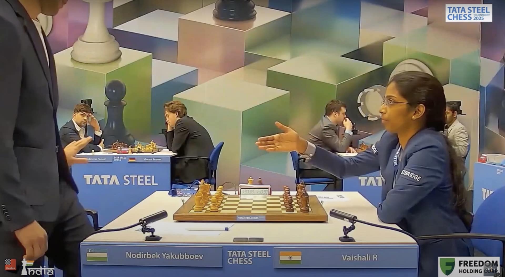 Yakubboev alega motivos religiosos para negarle el saludo a Vaishali yakubboev vaishali mano scaled Vaishali tiende su mano, que Yakubboev rechaza con un leve gesto de su mano izquierda. Captura de un vídeo de ChessBase India