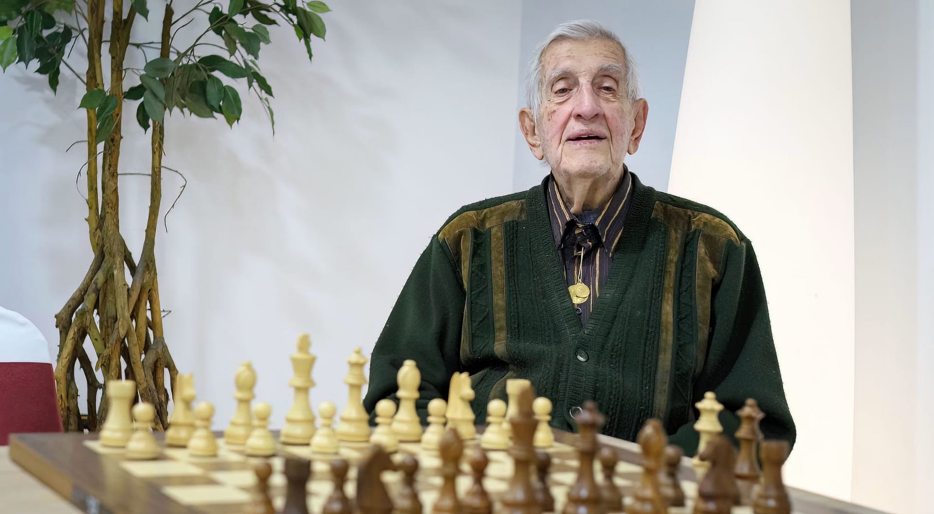 Muere a los 102 años Vicente Moral, el segundo ajedrecista más viejo del mundo Vicente Moral Barona 2 e1758064147799 Vicente Moral posa con un tablero para Luis Barona, en el Festival Internacional Gran Hotel Bali