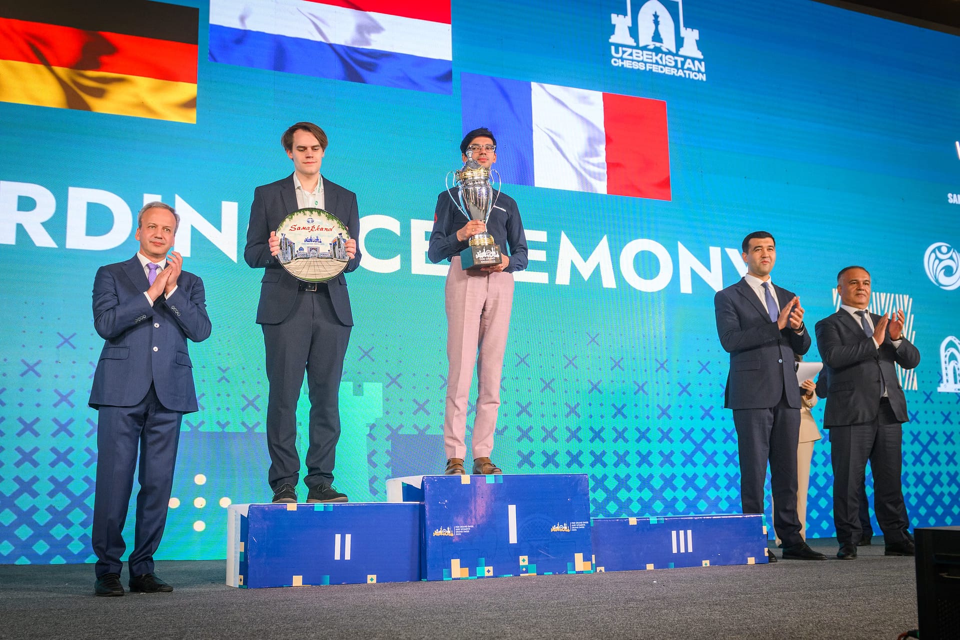 ¿Por qué no se presentó Alireza Firouzja a recoger su medalla? podio gran suizo walusza Giri y Bluebaum, primer y segundo clasificados en el Gran Suizo, en presencia de Arkady Dvorkovich (izquierda). Falta en el podio Alireza Firouzja. Foto: Michal Walusza / FIDE