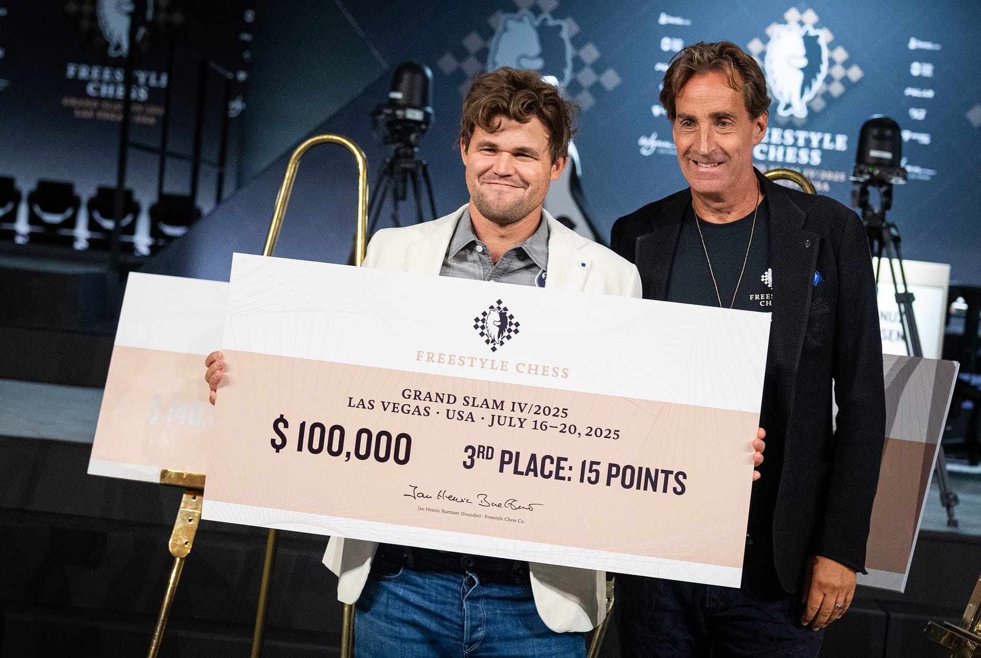 Un Mundial de ajedrez en televisión Lennart Ootes Freestyle Chess Day5 Jan Henric Buettner Magnus Carlsen 200725 LasVegas USA LOV05024 scaled Magnus Carlsen, con su cheque por el tercer puesto en Las Vegas. Foto: Lennart Ootes / Freestyle Chess