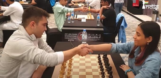 Yakubboev alega motivos religiosos para negarle el saludo a Vaishali yakobbev divya deshmukh mano Yakubboev sí le dio la mano a Divya Deshmukh en un torneo anterior