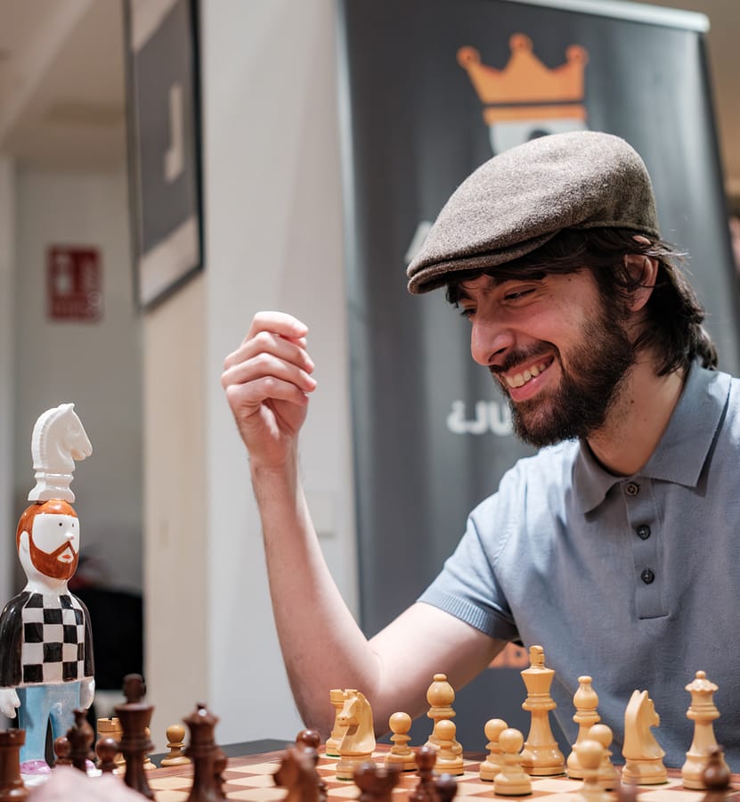 David Uclés, el ajedrez como terapia David Ucles El escritor, con su trofeo. Foto: FMB / Damas y Reyes