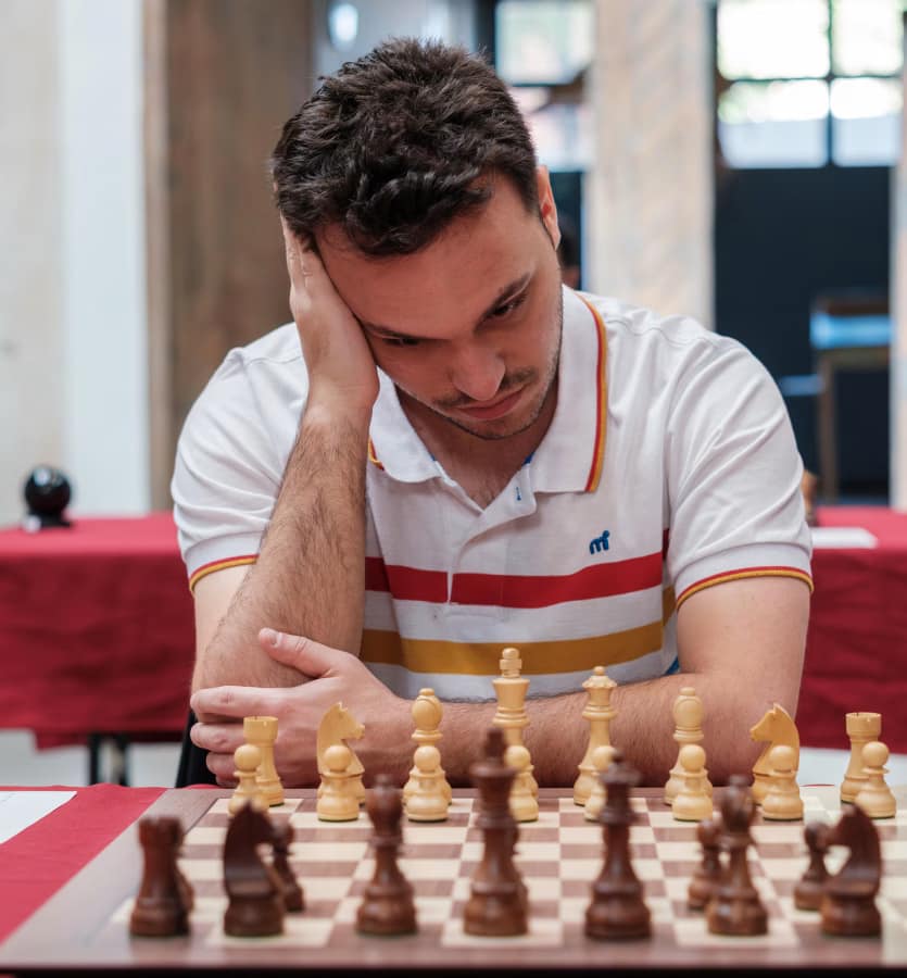 Faustino Oro y la última lección de Julio Granda alan pichot fmb Alan Pichot era el gran favorito, junto con Julio Granda, pero tuvo una segunda mitad de torneo con demasiados disgustos. Este jueves cometió el error del día, que David Lariño inmortalizó. Foto: FMB / Damas y Reyes FMB