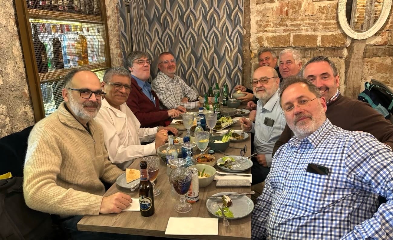 Mi partida favorita, por Jesús Seoane: «Recuerdo de mis años de juvenil» Garrison El Grupo Garrison de Ajedrez de Madrid, en el restaurante libanés Sol de Beirut, muy cerca del Palacio de Oriente. El segundo de la derecha es Jesús Seoane